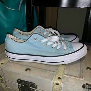 Light blue converse (Chuck Taylor)